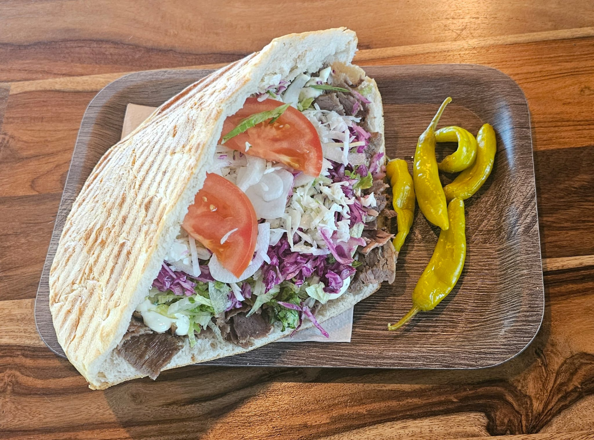 Grote broodje kebab met verse groenten bij Saray Genk
